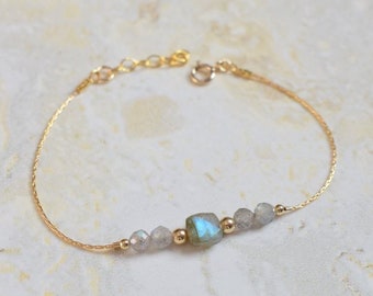 LABRADORITE - Bracelet minimaliste avec une chaine très fine en gold filled et des perles de labradorite et de gold filled 14 carats.