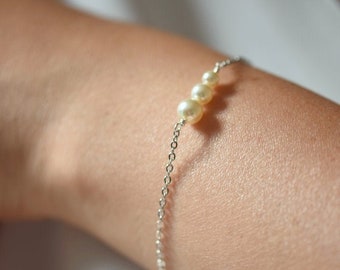 ALIX - Bracelet de mariée minimaliste, 3 petites perles nacrées sur fine chaine - plusieurs coloris disponibles