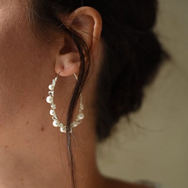 DASHA - Boucles d'oreilles créoles de mariage avec perles nacrées et transparentes, boucles d'oreilles de mariée créoles tendance