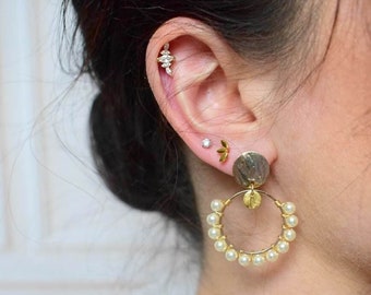 MAZATI - Boucles d'oreilles pour la mariée ou pour tous les jours façon créole, sequin martelé doré et perles - bijoux tendance