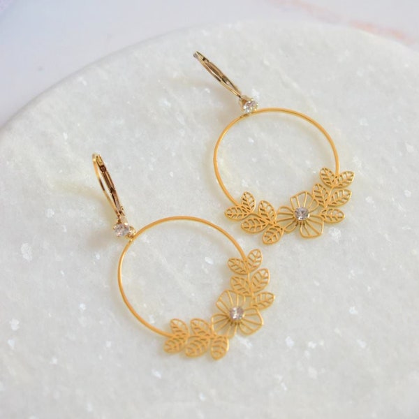 LOUISE - Boucles d'oreilles florales dorées avec fermoirs dormeuses et petit zirconium - bijoux mariage