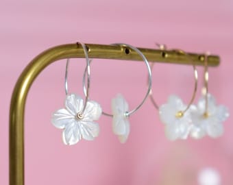 SOLINE - Boucles d'oreilles de mariée de forme créole acec de jolies fleurs de nacre. Bijoux mariage.