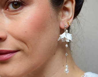 ONDEE - Boucles d'oreilles de mariage romantiques avec des fleurs en porcelaine froide et  une chute de perles de cristal - Bijoux mariage