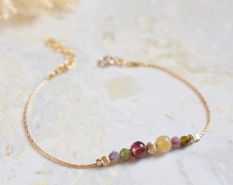 TOURMALINE - Bracelet minimaliste avec une chaine très fine en gold filled et des perles de tourmaline facettées - idée cadeau amie