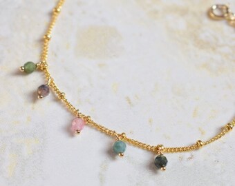 TOURMALINE - Bracelet minimaliste avec une chaine très fine en gold filled et des perles de tourmaline facettées - idée cadeau amie