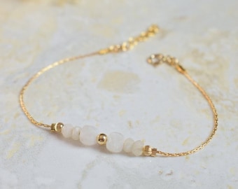 PIERRE DE LUNE - Bracelet minimaliste avec une chaine très fine en gold filled et des perles de pierre de lune facettées - idée cadeau amie