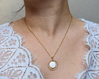 ALANKA - Minimalist and modern bridal necklace with golden circle and mother-of-pearl puck pendant - Urban chic wedding jewelry