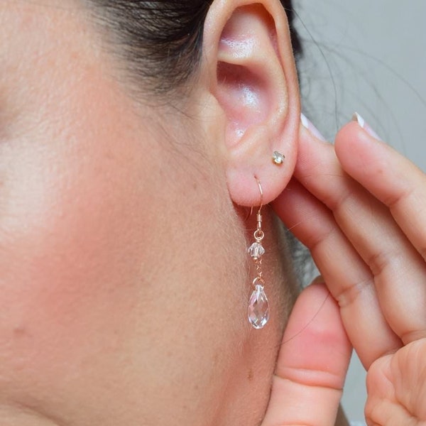 PLUIE D'AVRIL - Boucles d'oreilles de mariage très fines et discrètes avec des perles de cristal transparent - Bijoux mariage