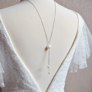 MUSE – Hochzeits-Halskette mit unregelmäßiger Puckperle und zwei Anhängern auf der Rückseite – minimalistischer Hochzeitsschmuck
