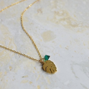 PLANTE Collier pour Plant Lover avec une jolie feuille de philodendron et une perle de cristal vert émeraude sur fine chaîne dorée. image 1