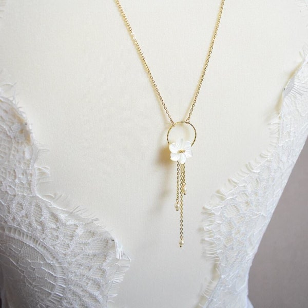 FLEUR DE NACRE - collier de dos pour la mariée, habillé d'une fleur de nacre et d'un joli cercle avec cascade de perles nacrées