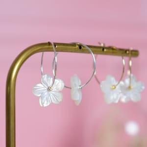SOLINE - Hoop-shaped bridal earrings with pretty mother-of-pearl flowers. Wedding jewelry.