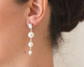 CHANDELIER - Boucles d'oreilles pour la mariée avec des perles nacrées irrégulières et une puce en zirconium ovale