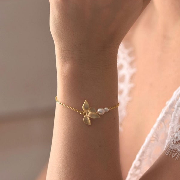 SYLVIA - Bracelet de mariée avec une fleur d'orchidée et des perles, bracelet minimaliste et épuré pour votre mariage.