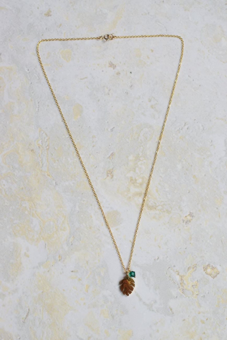 PLANTE Collier pour Plant Lover avec une jolie feuille de philodendron et une perle de cristal vert émeraude sur fine chaîne dorée. image 2