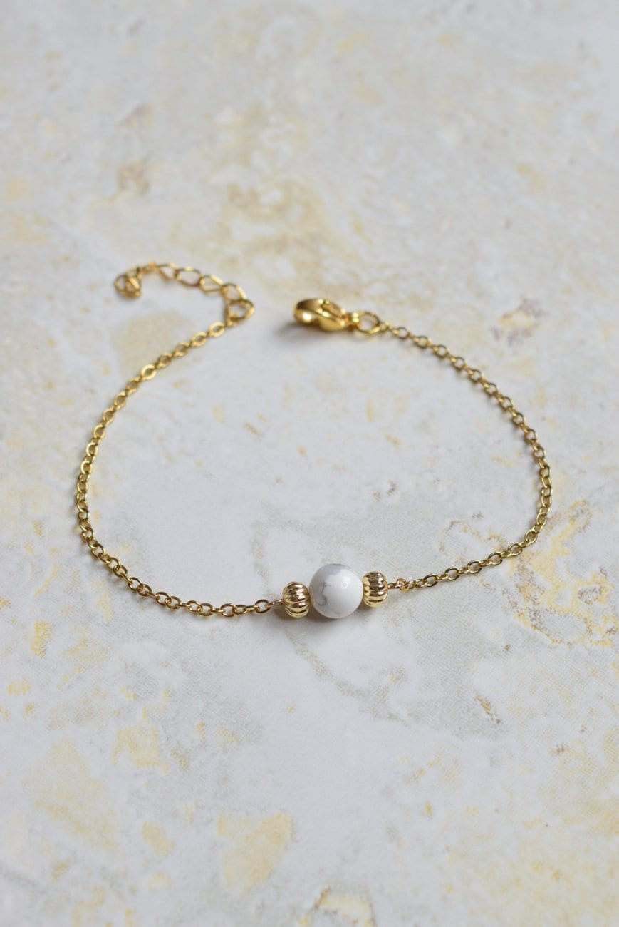 Bracelet en Howlite avec perles dorées et chaîne en acier inoxydable