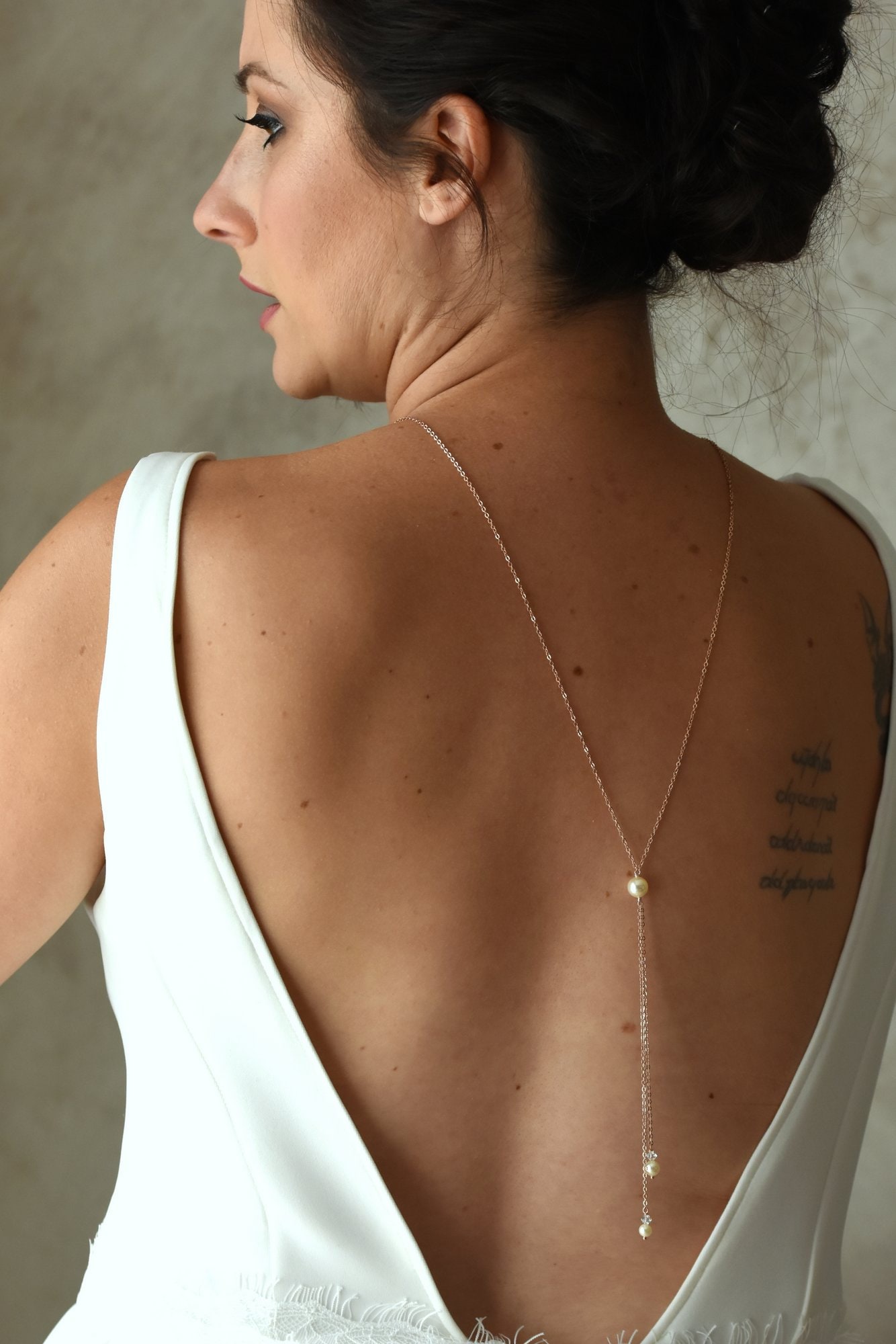 Collier de dos de mariage Orphée en doré rose et perles de cristal