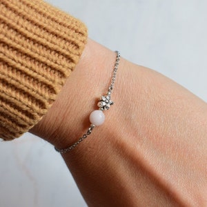 ROSE QUARTZ Minimalist bracelet composed of a rose quartz bead and a pretty metal flower Lithotherapy bracelet. image 3