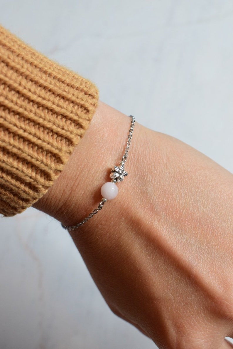 ROSE QUARTZ Minimalist bracelet composed of a rose quartz bead and a pretty metal flower Lithotherapy bracelet. image 3