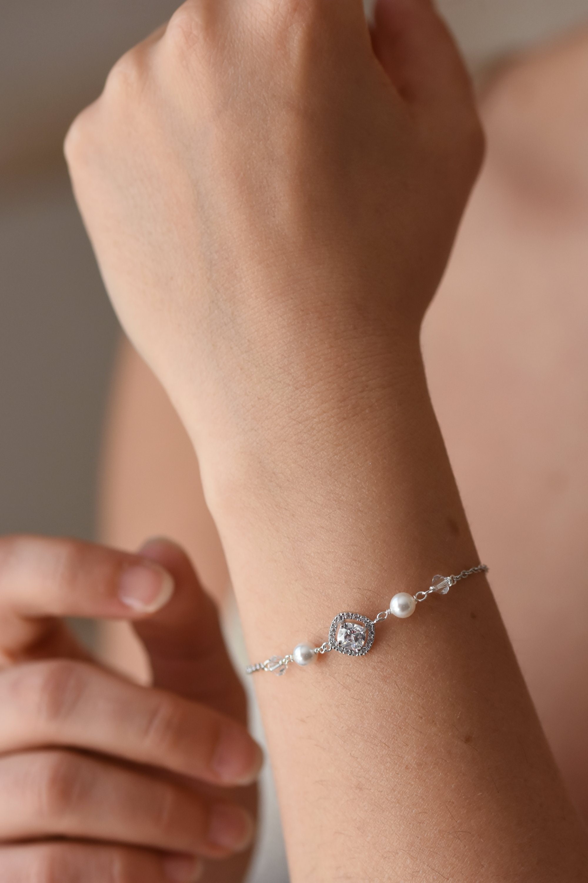 Bracelet de mariée Eva, délicat et minimaliste avec cristaux