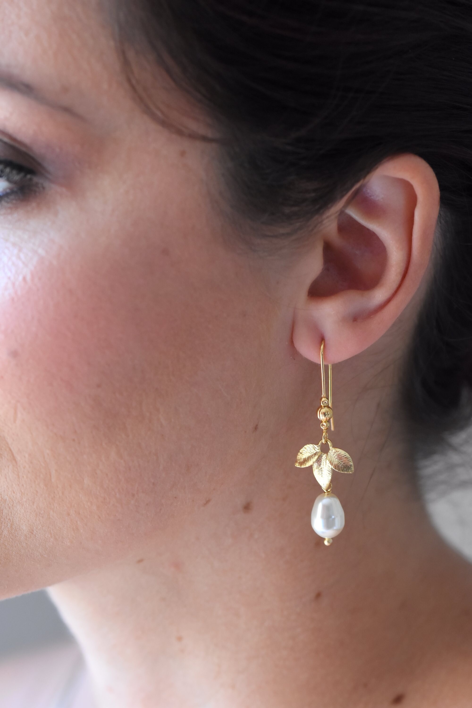 Boucles d’oreilles de mariée bohème chic avec perle et feuille dorée