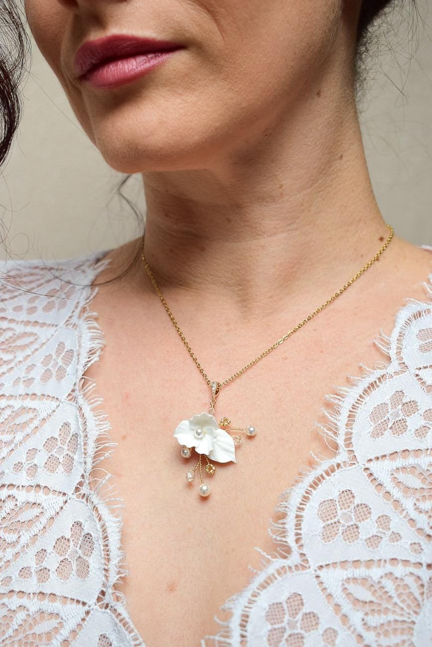 Collier romantique mariage avec fleur en porcelaine froide et perles