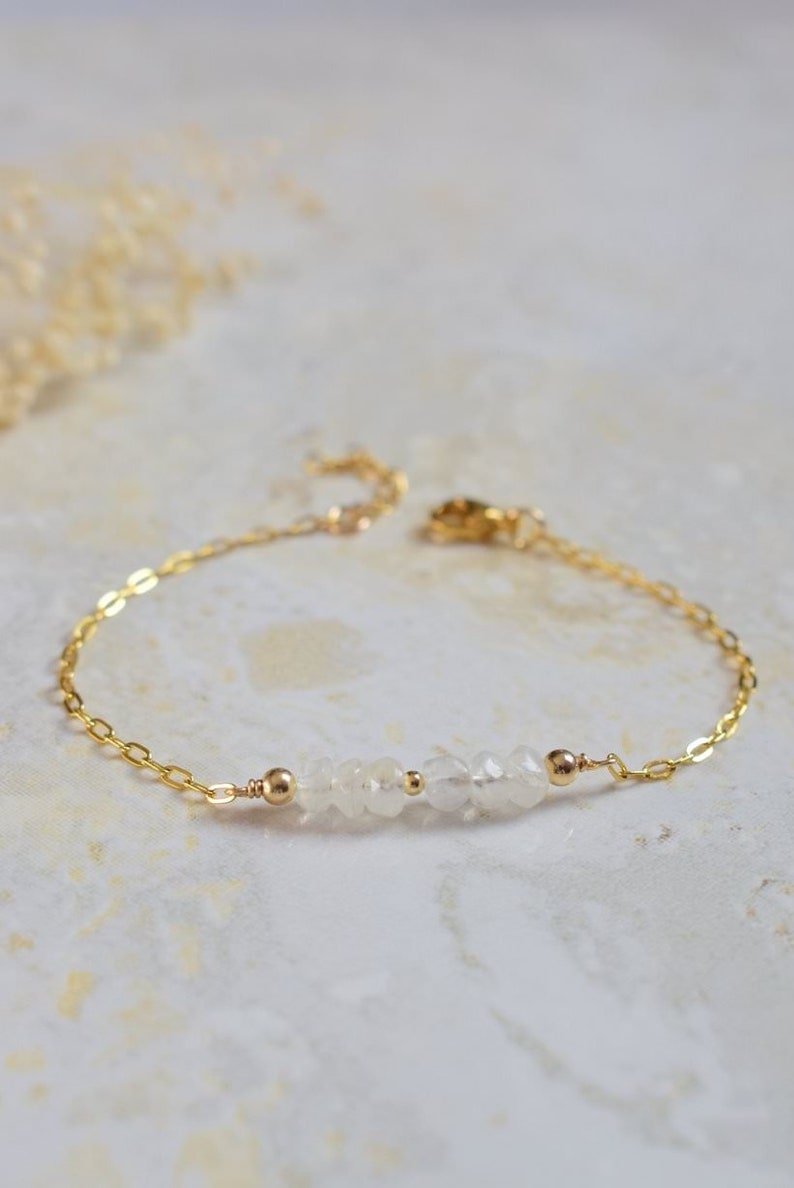 PIERRE DE LUNE Bracelet minimaliste avec une chaine en acier inoxydable doré et de petites pierres de lune Bracelet lithothérapie image 1
