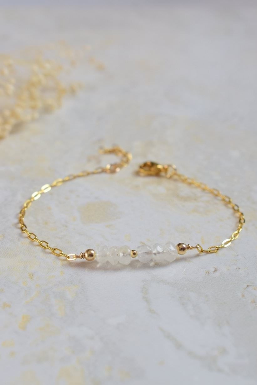 Bracelet minimaliste en acier doré avec pierres de lune