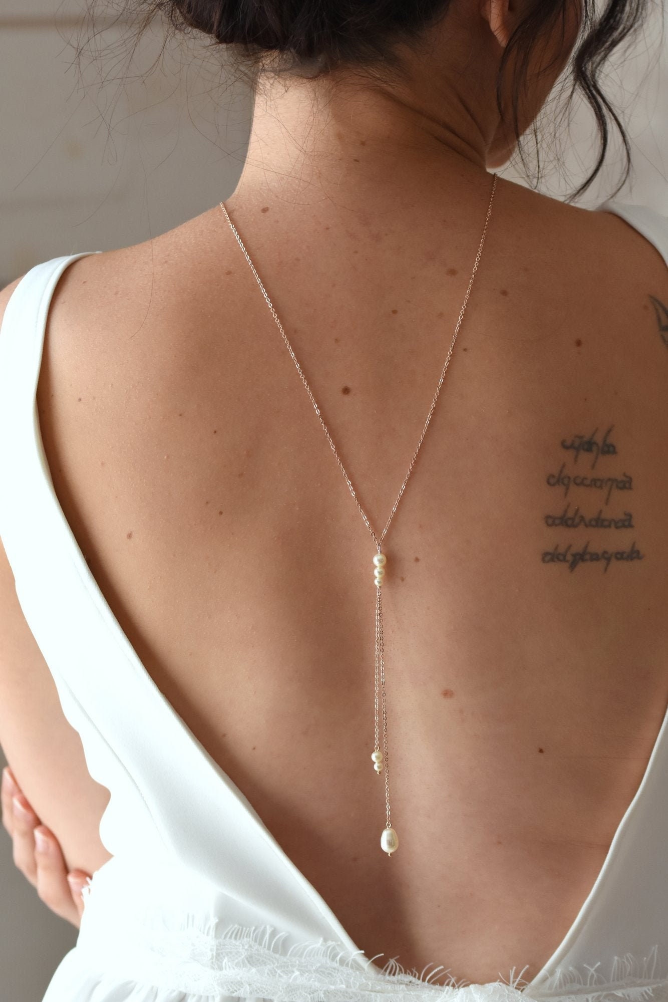 Collier de dos minimaliste mariage Alix avec perles nacrées