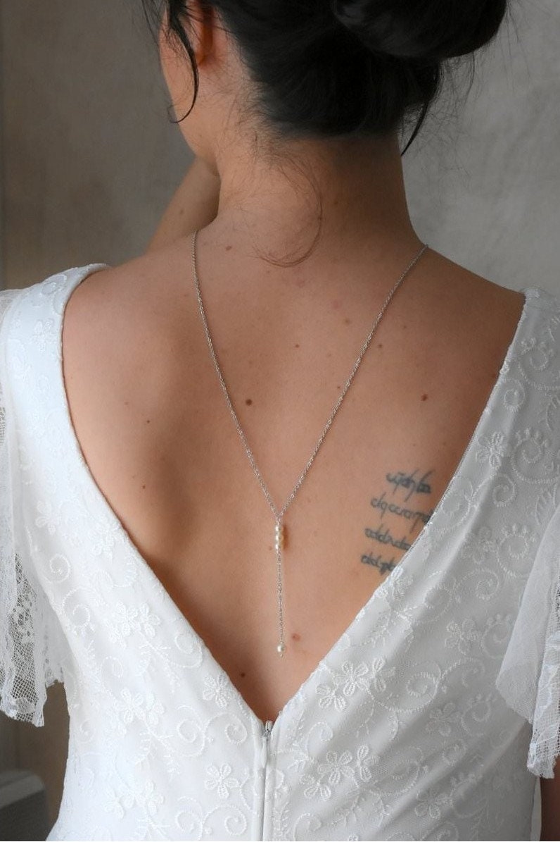 Collier de dos de mariage minimaliste avec perles nacrées