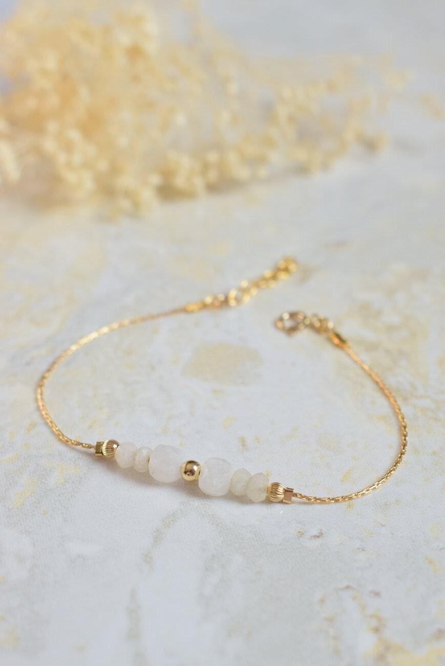 Bracelet en Pierre de Lune minimaliste avec chaîne dorée