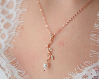 BRINDILLE - Collier de mariage avec une jolie petite branche strassée et des perles de cristal - Bijoux mariage