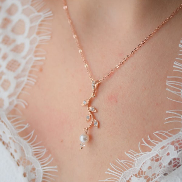 BRINDILLE - Collier de mariage avec une jolie petite branche strassée et des perles de cristal - Bijoux mariage
