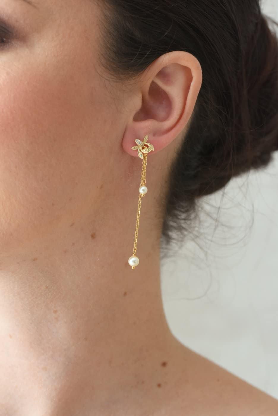 Boucles d’oreilles délicates pour mariée avec perles et orchidée