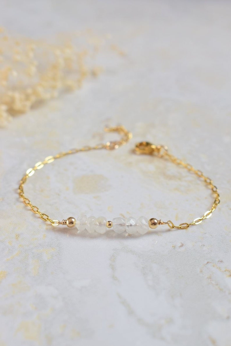 PIERRE DE LUNE Bracelet minimaliste avec une chaine en acier inoxydable doré et de petites pierres de lune Bracelet lithothérapie image 2