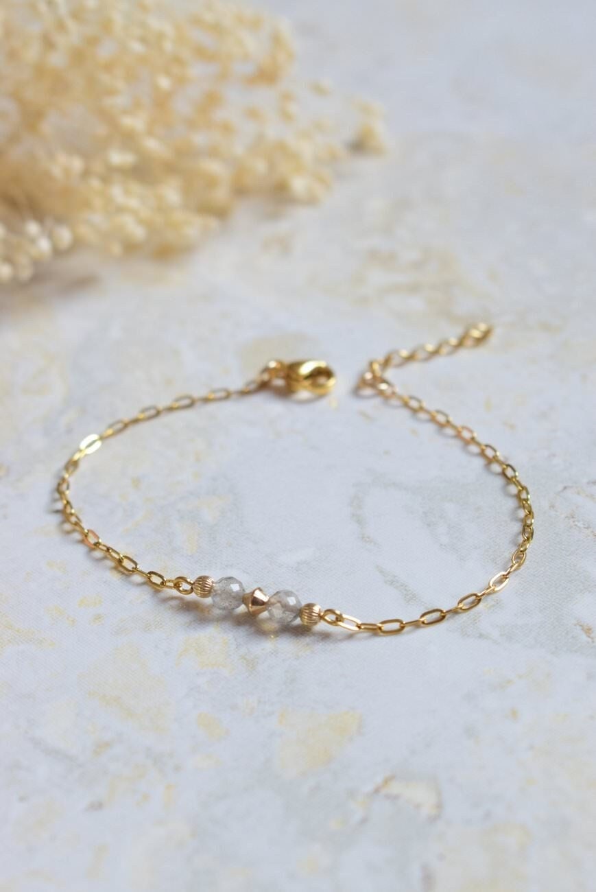 Bracelet minimaliste en labradorite et acier inoxydable doré