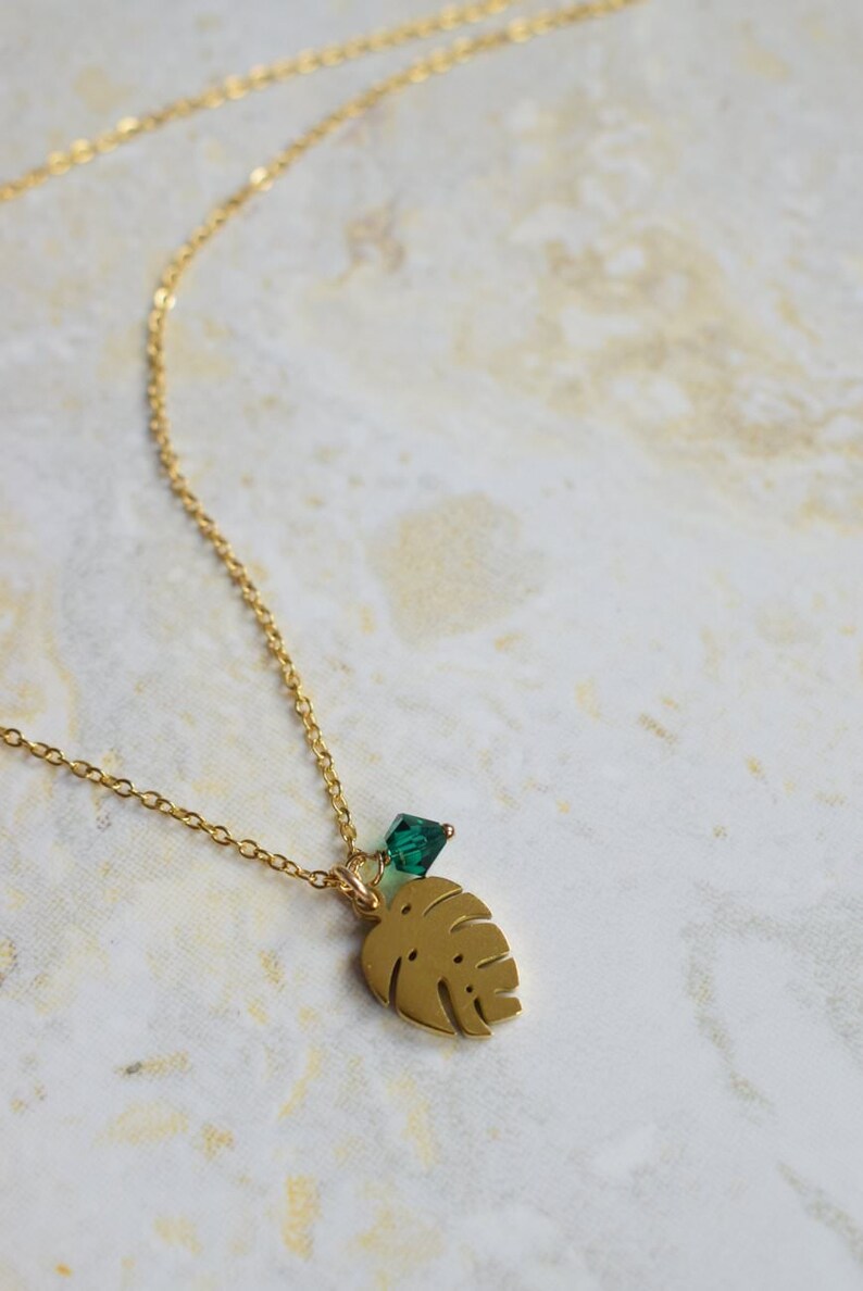 PLANTE Collier pour Plant Lover avec une jolie feuille de philodendron et une perle de cristal vert émeraude sur fine chaîne dorée. image 3