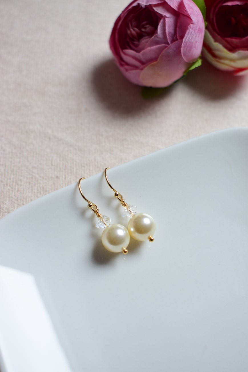 Boucles d’oreilles de mariée minimalistes avec cristal et perle nacrée