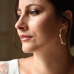 DASHA Boucles d'oreilles créoles de mariage avec perles nacrées et transparentes, boucles d'oreilles de mariée créoles tendance image 4