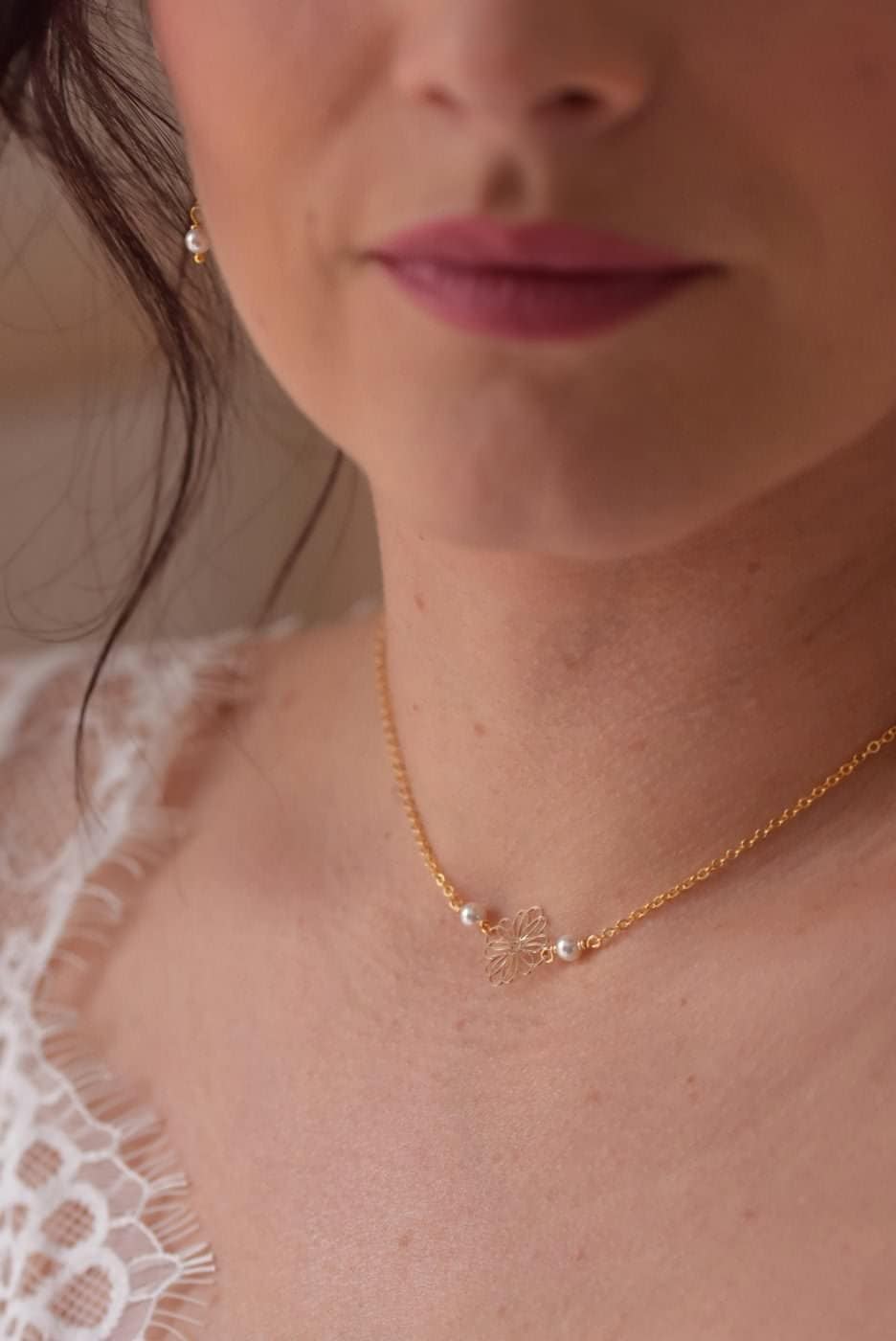 Collier de mariée ras de cou avec fleur dorée et perles nacrées
