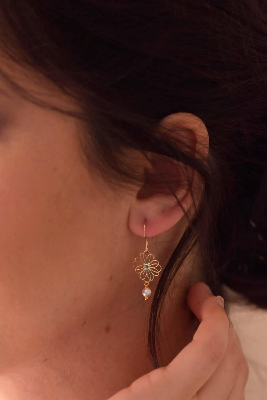 Boucles d’oreilles légères en fleur avec perle nacrée pour mariage