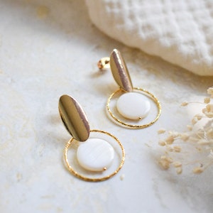 ALANKA Boucles d'oreilles de mariage au style moderne et urban chic, avec une pastille de nacre, un cercle doré et un fermoir ovale doré image 1