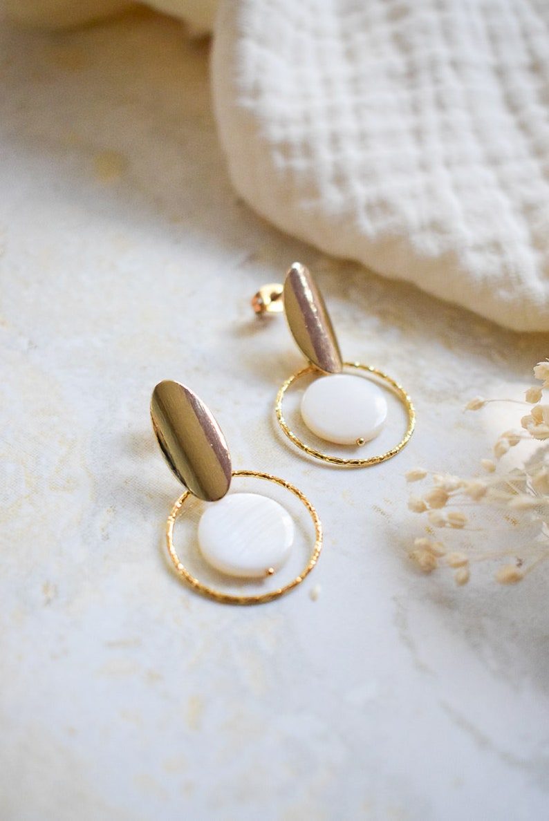 ALANKA Boucles d'oreilles de mariage au style moderne et urban chic, avec une pastille de nacre, un cercle doré et un fermoir ovale doré image 1
