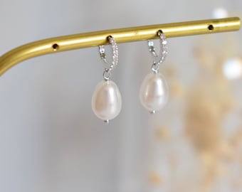 POUDREE - Boucles d'oreilles de mariée légèrement pendantes avec des minis créoles et de belles poires nacrées en cristal.