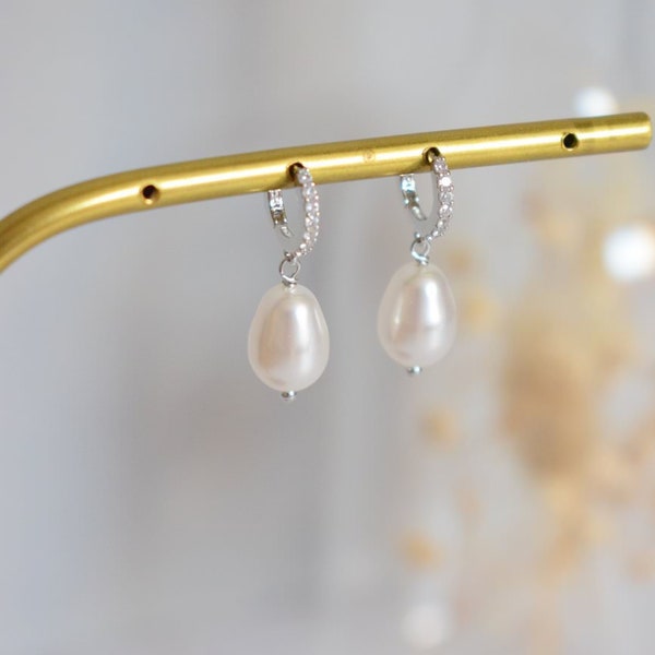 POUDREE - Boucles d'oreilles de mariée légèrement pendantes avec des minis créoles et de belles poires nacrées en cristal.