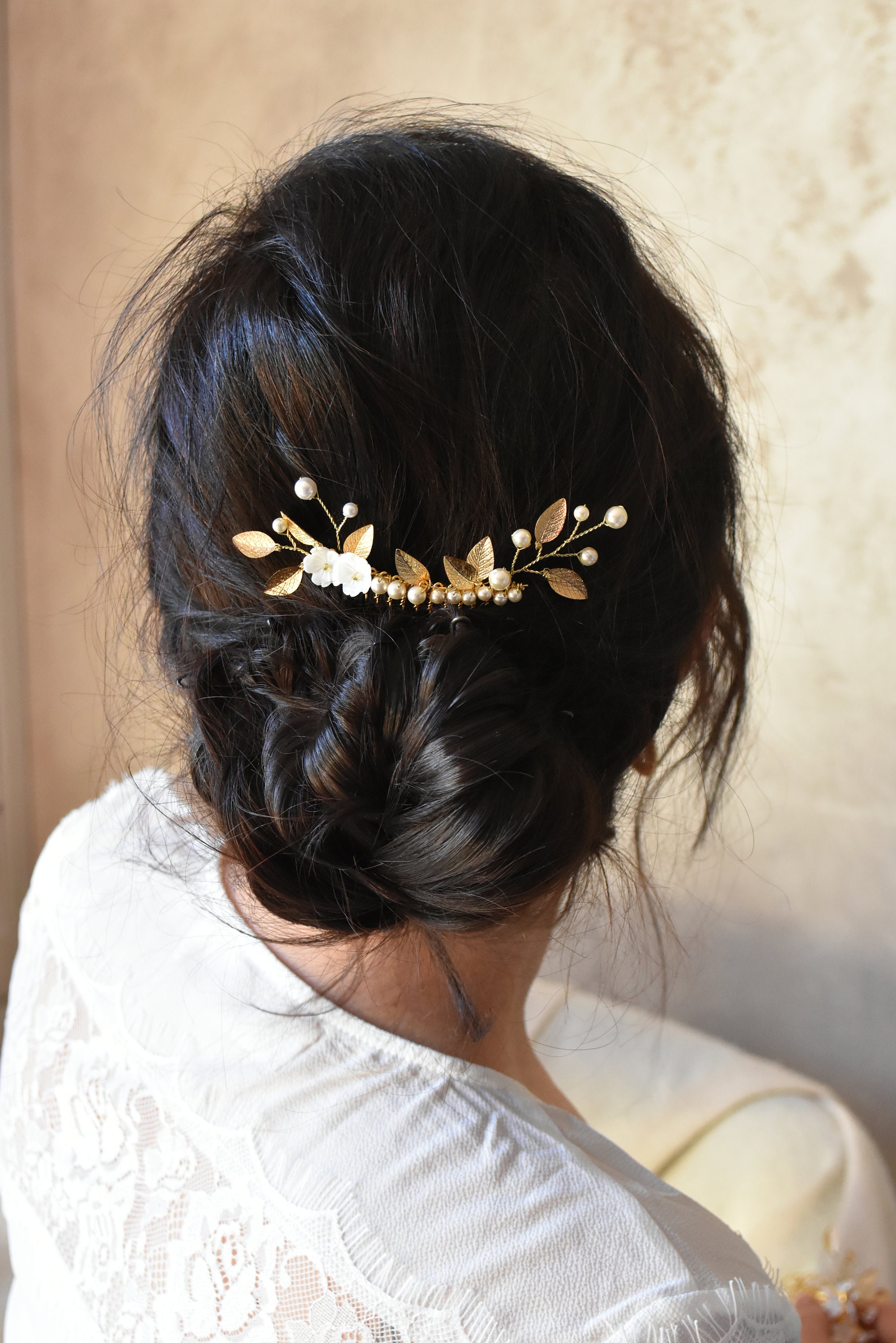 Peigne à cheveux doré pour mariée avec perles et fleurs nacre