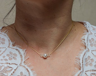 DITA - Collier de mariée simple et minimaliste ras de cou avec une perle nacrée et des cristaux transparents - Bijoux mariage