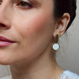 ALANKA Boucles d'oreilles de mariage au style moderne et urban chic, avec une pastille de nacre, un cercle doré et un fermoir ovale doré image 7