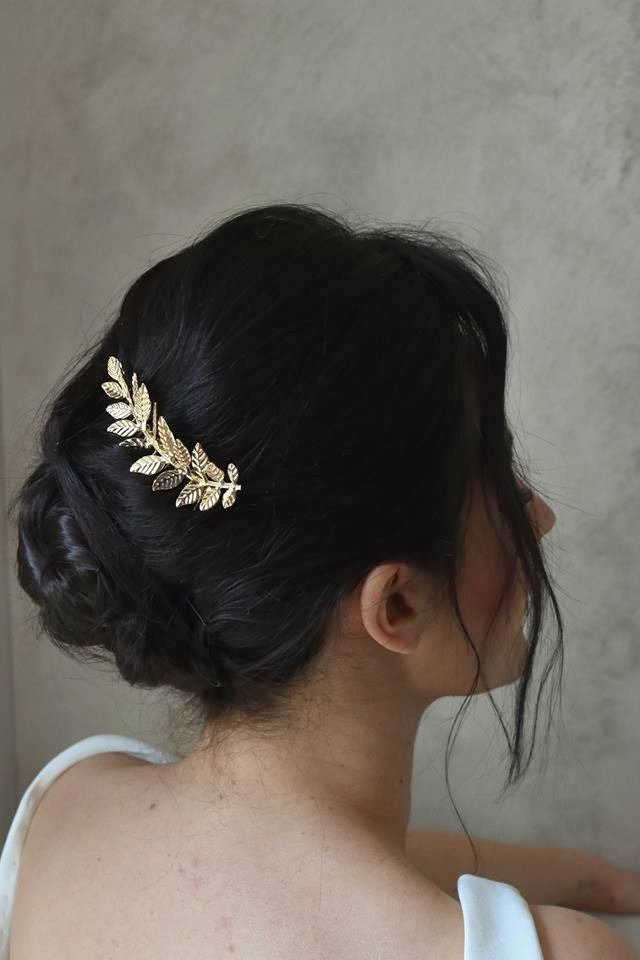 Peigne à cheveux pour mariée en feuille dorée chic et sobre