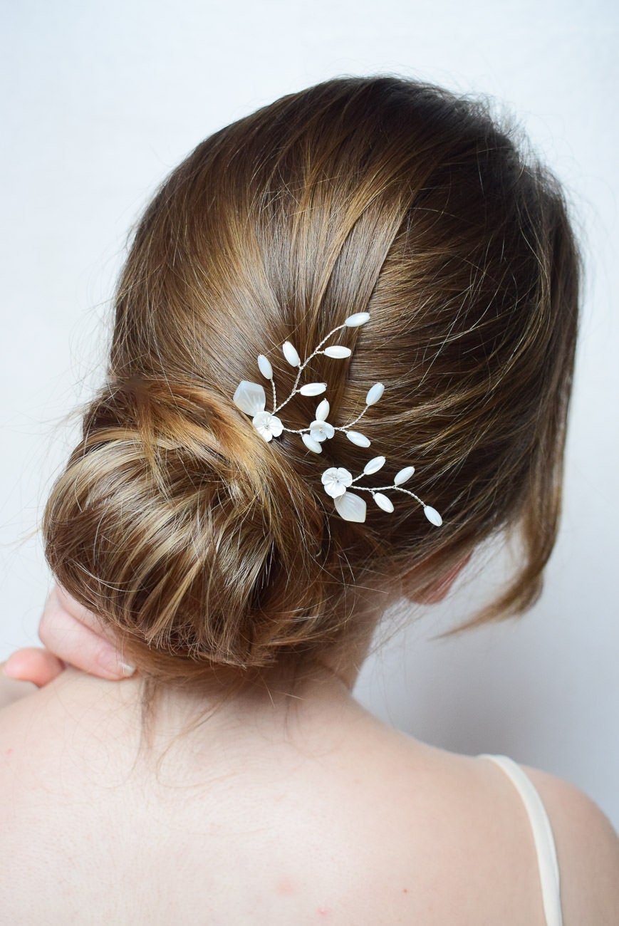 Paires de pics à cheveux champêtres avec perles et fleurs nacrées
